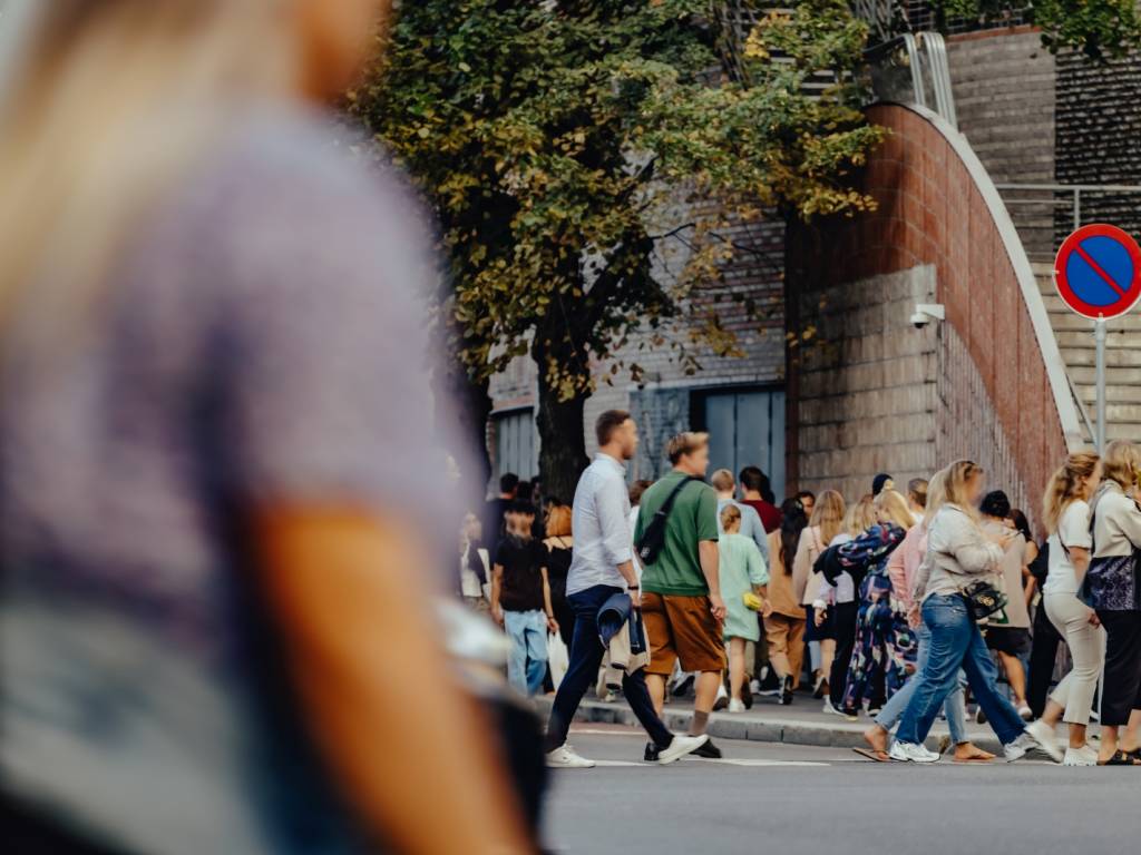 Bilde fra Oslo sentrum ved Oslo Spectrum. Mange mennesker krysser gata. (Foto)