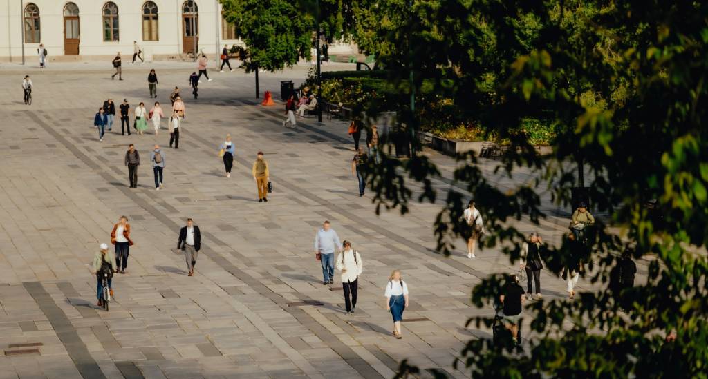 Oversiktsbilde av rådhusplassen i Oslo. Flere mennesker skimtes på lang sikt. (Foto)